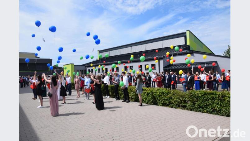 Bei Klängen von Nenas Luftballonhit ließen die Schülerinnen und Schüler 95 Luftballons zu neuen Horizonten aufsteigen. Bild: fz