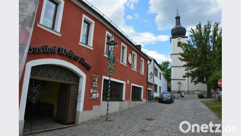Entlang des Gasthofs „Weißes Ross“ (links) soll auf drei bestehenden Parkplätzen eine Freiausschankfläche (Biergarten) entstehen. Landratsamt und Polizei müssen noch zustimmen. Bild: jr