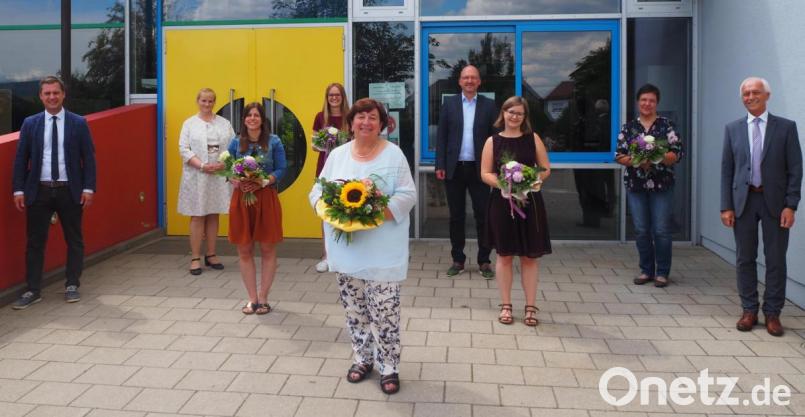 Nach der Feierstunde versammelten sich die scheidenden Lehrkräfte samt Schulleitung und Schulverbandsvorsitzenden vor der Fichtelnaabtal-Grundschule. Das Bild zeigt von links: Bürgermeister Wolfgang Söllner (Ebnath), Konrektorin Sandra Schmidl, Patricia Sieber, Lena Haas, Angela Hars, Rektor Alexander Köstler, Anna Hofmann, Bettina Rögner und Bürgermeister Peter König (Neusorg). Bild: jpl