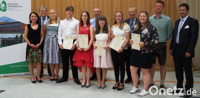 Rektor Werner Winderl (Zweiter von links) und Konrektor Rudi Schneider (Vierter von rechts) freuen sich mit den Klassenleitern der 9. und 10. Jahrgangsstufe über die guten Ergebnisse von Lea Bauer (von rechts), Theresa Lippert, Carina Frisch, Theresa Brenner, Dominik Fleischer und Julia Simon. Bild: weu