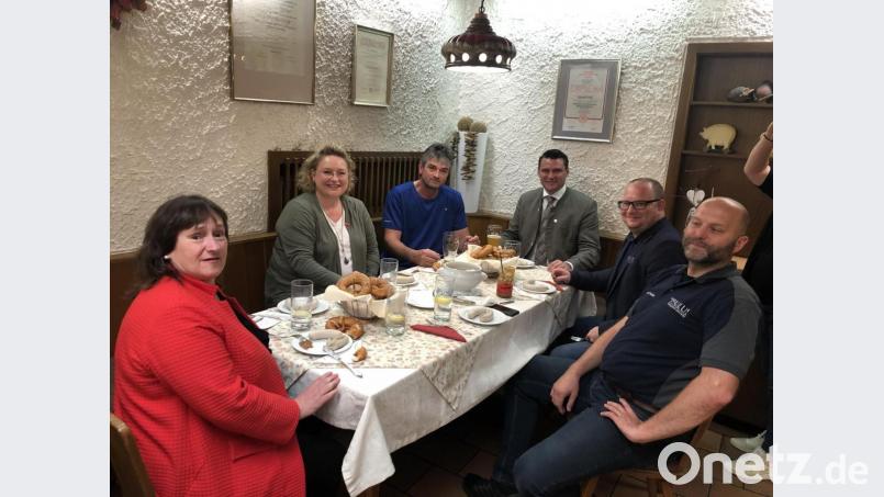 MdB Marianne Schieder (vorne links) und Landrat Thomas Ebeling (Dritter von rechts) sprachen mit Repräsentanten des Metzgerhandwerks aus dem Raum Schwandorf. Bild: Peter Wein/exb