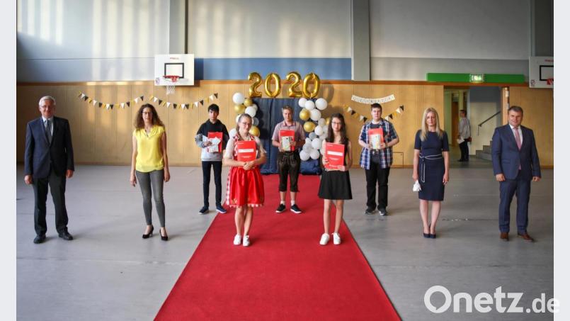 Die Abschlussbesten der 9. Klasse mit Luisa-Maria Arndt (erste Reihe, Dritte von rechts), Tom Christl (zweite Reihe, rechts), Jonas Häupler (zweite Reihe, Mitte) , Oliver Rashid (zweite Reihe, links) und Ronja Schäfer (erste Reihe, Dritte von links). Mit auf dem Bild (von links) Bürgermeister Johannes Reger und Klassenleiterin Silke Stich sowie (von rechts) Bürgermeister Karlheinz Budnik und Rektorin Sabine Graser Bild: njn