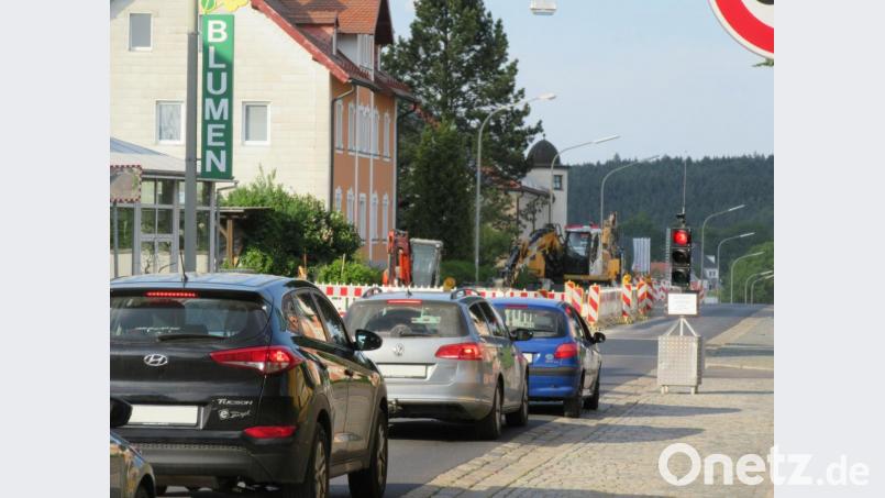 Vergangenes Jahr war die Egerer Straße wegen Bauarbeiten mehrere Wochen halbseitig gesperrt. Anwohner sorgen sich nun wegen der Totalsperrung, wenn die Bundesstraße neu asphaltiert wird. Archivbild: kgg