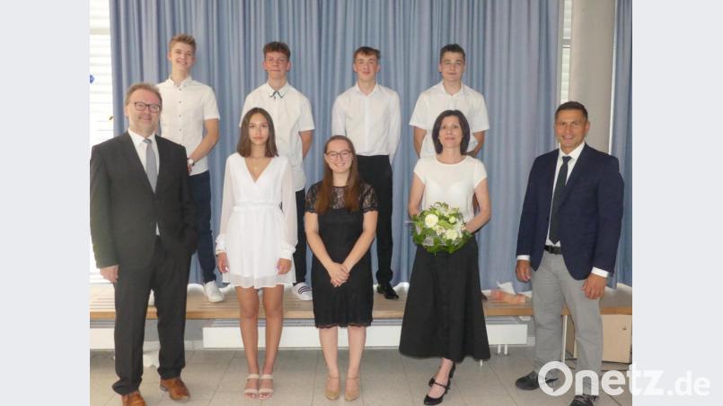 Rektor Wolfgang Bodensteiner (links), Bürgermeister Marcus Gradl und Lehrerin Magdalena Kita (vorne, von rechts) gratulieren Jana Reifenberger und Maria Malgina sowie (hinten, von links) Uli Haßmann, Marius Ohnemüller, Dennis Münz und Fabian Mirwald zu Einser-Abschlüssen am M-Zweig der Markus-Gottwalt-Schule. Bild: rn
