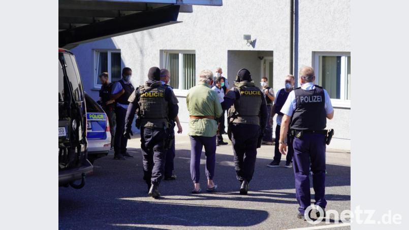 Beamte der tschechischen Ausländerpolizei und des tschechischen SEK bringen den Beschuldigen Karl-Heinz R. (hellgrünes Hemd) zur Bundespolizeiinspektion Waidhaus (Koordinationsbereich Rückführung) und übergeben dort den mutmaßlichen Doppelmörder an die Kripo Amberg. Bild: Bundespolizei Waidhaus