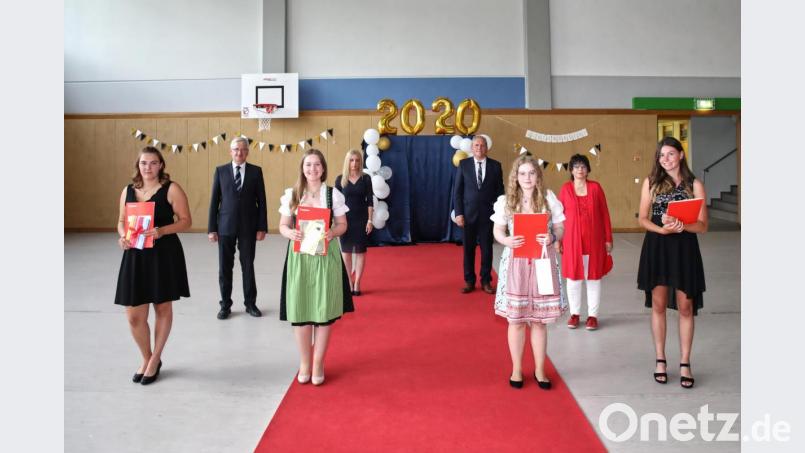 Die Besten der 10. Klasse mit (erste Reihe, von links) Mia Köllner, Maria Lehner, Lilly Zettl und Eileen Beer. Mit auf dem Bild (zweite Reihe, von links) Bürgermeister Johannes Reger, Rektorin Sabine Graser, Bürgermeister Karlheinz Budnik und Klassenlehrerin Silvia Hartmann. Bild: njn