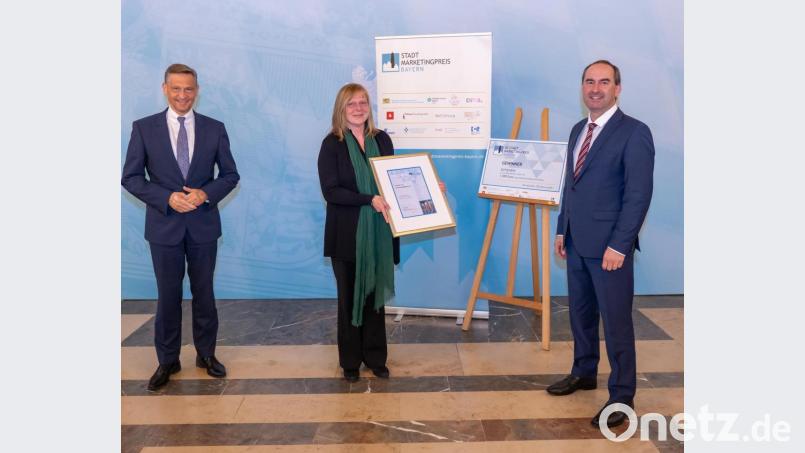 Bayerns Wirtschaftsminister Hubert Aiwanger verlieh den zehnten Stadtmarketingpreis in der Kategorie Stadtgröße bis 10 000 Einwohner ans Netzwerk. Elisabeth Troidl nahm ihn entgegen. Bild: Bayerisches Wirtschaftsministerium/E. Neureuther