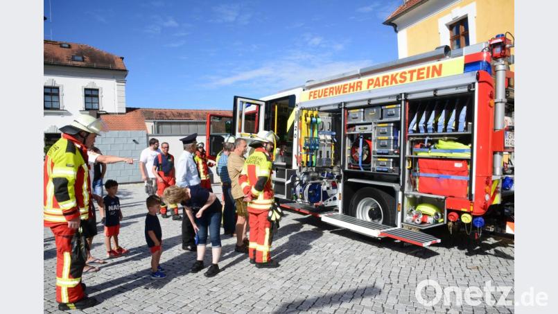 Nach dem Hochziehen der Seitenwände ist zumindest ein Teil der technischen Ausstattung des neuen Einsatzfahrzeuges HLF 20 für die Besucher sichtbar. Bild: bey