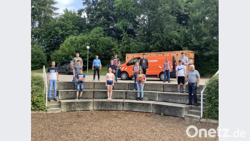 Weil die zehn Schüler der Technikgruppe ihre entworfenen Miniatur-Walzen wegen Corona nicht mehr bauen konnten, brachte Ausbildungsleiter Josef Dill (rechts) die Walzen, die dann die Lehrlinge bauten, in die Mittelschule. Im Bild die Schüler, Lehrer und Hamm-Mitarbeiter. Bild: Mittelschule Tirschenreuth/exb
