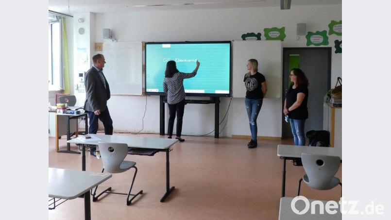 Bürgermeister Erich Meidinger, Rektorin Heidrun Leitz, Maria Hanauer und Ulrike Erlbacher (von links) zeigen eines der hochmodernen Smartboards, die nun in allen vier Klassenzimmern der Ebermannsdorfer Schule installiert sind. Bild: wec
