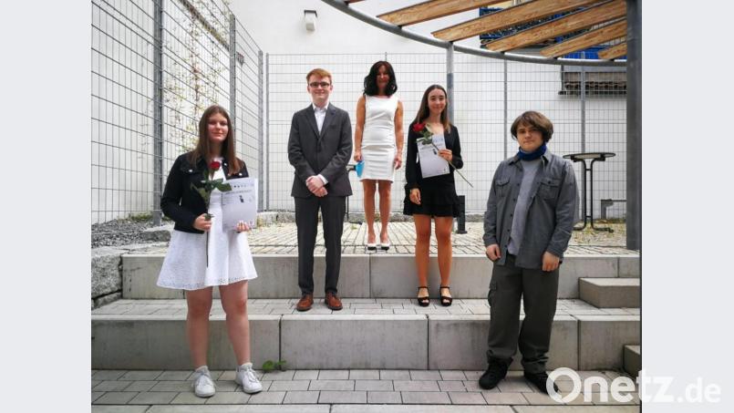 Brigitte Conchedda (Mitte), die Leiterin der Wirtschaftsschule, freut sich mit Svenja Prifling (Notenschnitt 1,0; links) sowie den 1,12-Absolventen Laura Kick (Zweite von rechts), Lucas Dotzler (Zweiter von links) und Orrin Schleher. Bild: Peter Geiger/exb
