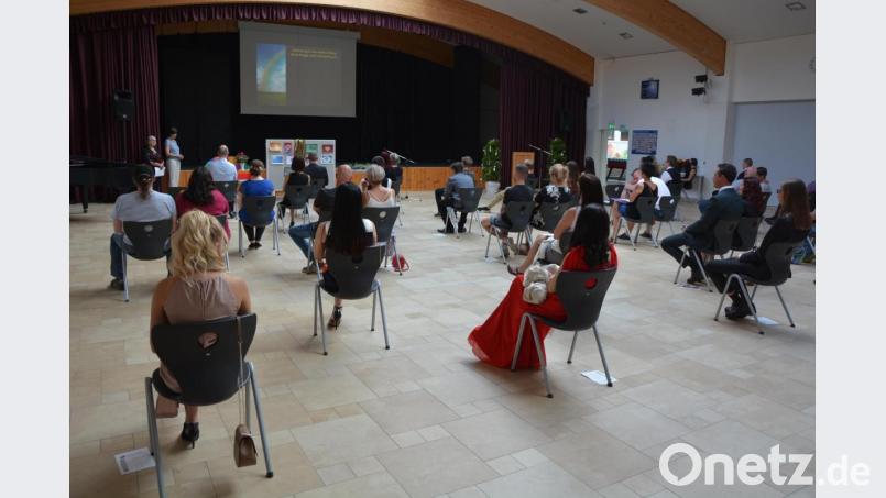 Mit einer rund halbstündigen ökumenischen Andacht begann die Schulentlassfeier der Mittelschule Waldsassen in der Aula. Bild: jr