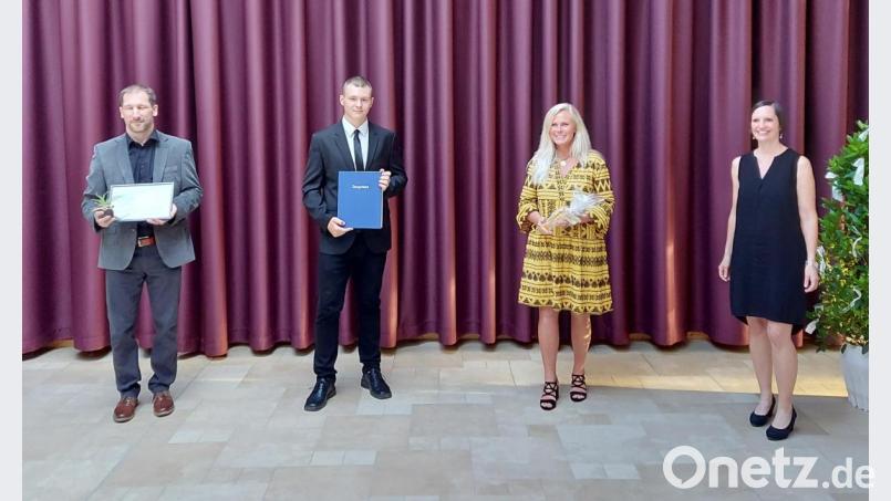 Prüfungsbester war David Männer (Zweiter von links). Ihm galten die Glückwünsche von Klassenleiter Markus Schuller (links) sowie Schulleiterin Claudia Strobel-Dietrich (Zweite von rechts) und ihrer Stellvertreterin Petra Burger. Bild: jr