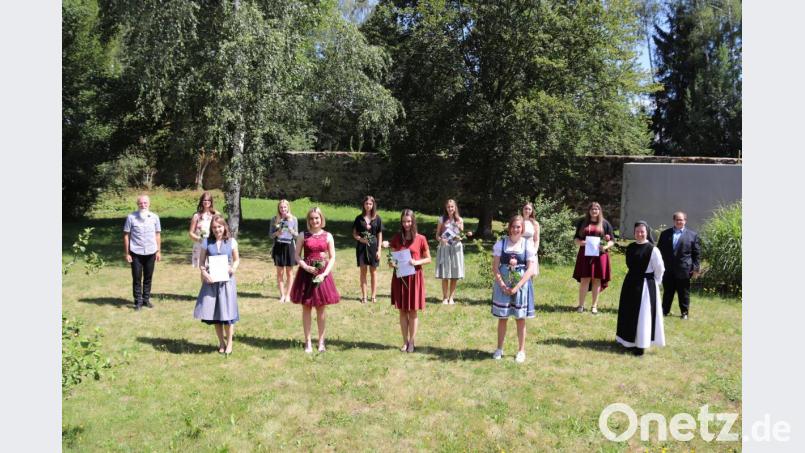 Die besten Absolventinnen der Klasse 10b: Darunter die Jahrgangsbeste Tatjana Kleber (hinten, Zweite von links), Cecile Lauber (vorne, Zweite von links), Luisa Plaß (hinten, Dritte von links). Für ihr besonderes soziales Engagement wurde Nele Haberkorn geehrt (vorne, links). Bild: exb