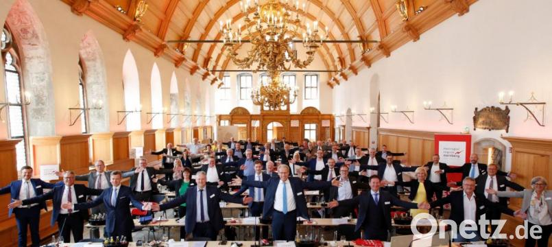 In der Ratssitzung wurden 16 neue Ratsmitglieder willkommen geheißen. Landrat Richard Reisinger (vorne, Vierter von links) bleibt Sprecher des Forums Marketing. Bild: Giulia Iannicelli/exb