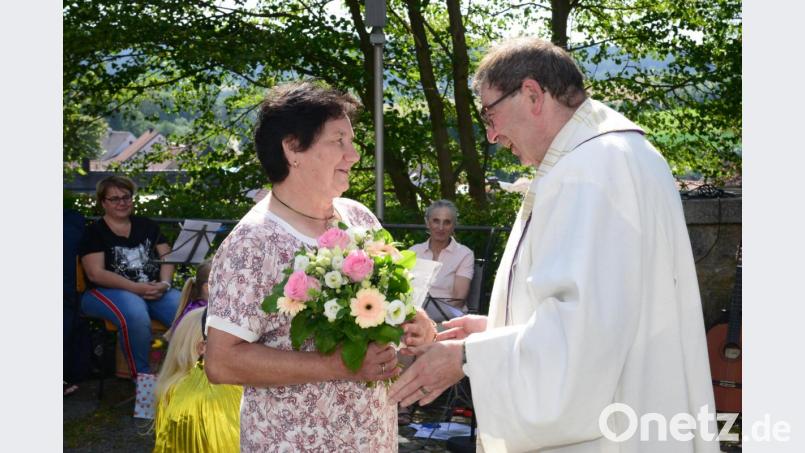 Stadtpfarrer Pater Hans Ring dankt Rosmarie Stauber für 29jähirge Tätigkeit als Putzfrau im Kindergarten St. Elisabeth. Bild: bey