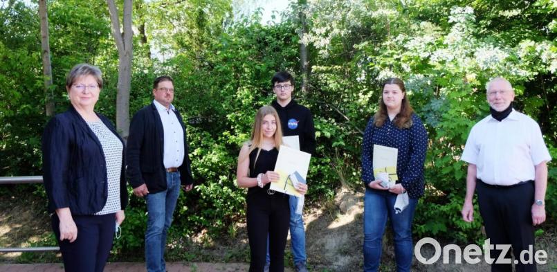 Abschied nehmen von der Mittelschule Mitterteich hieß es am Freitag. Im Bild (von links) Rektorin Gisela Kastner, Pechbrunns Bürgermeister Stephan Schübel, die beiden Jugendlichen mit dem zweitbesten Ergebnis im Quali – Anna Sperer und Niklas Bleistein – die Klassenbeste Selina Haberkorn und Klassenlehrer Karlheinz Brand. Bild: Mittelschule Mitterteich/exb