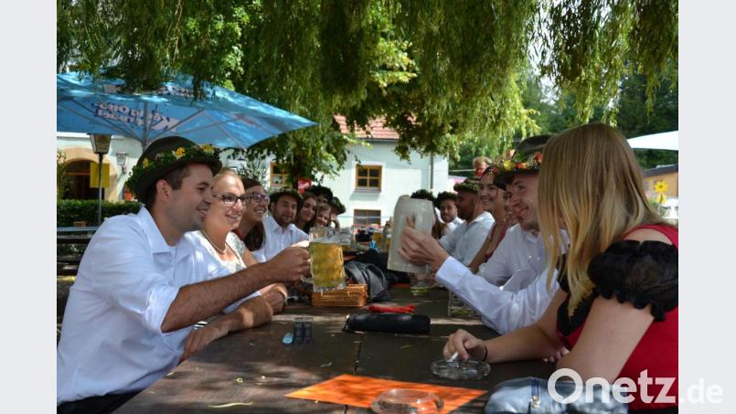 Keine Kirwa, aber Brauchtum: In Schwarz und Weiß gekleidete Burschen stoßen mit den Moidln auf die Tradition an. Bild: tk