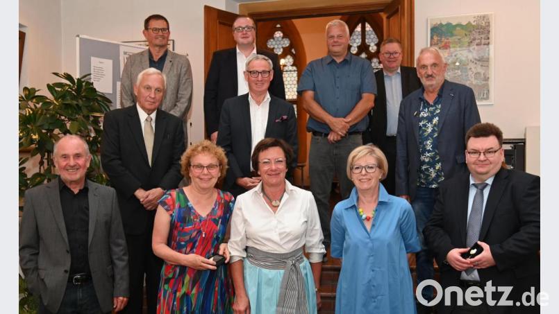 Sie gehören mit Ausnahme von Brigitte Netta, Michael Cerny und Konrad Wilfurth nicht mehr dem Stadtrat an (vorn von links): Josef Lorenz, Brigitte Netta, Ingeborg Utz, Gertraud Neiswirth und Daniel Holzapfel. Dahinter (von links): Konrad Wilfurth, Rupert Natter, Roland Pirner, Norbert Wasner, Bernhard Schöppl, Oberbürgermeister Michael Cerny und Karl-Heinz Neumeier. Bild: gf