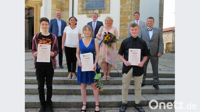 (vorne, von links) die Schulbesten Paul Berkhahn, Oliwia Szmagaj und Leon Kolb, dahinter von links: Bürgermeister Uwe König (Freihung), Studienrätin Barbara Ströll-Seegerer, Bürgermeister Hans-Martin Schertl (Vilseck), Rektorin Petra Ligensa, Konrektor Peter Großmann und Elternbeiratssprecher Stephan Braun. Bild: khg