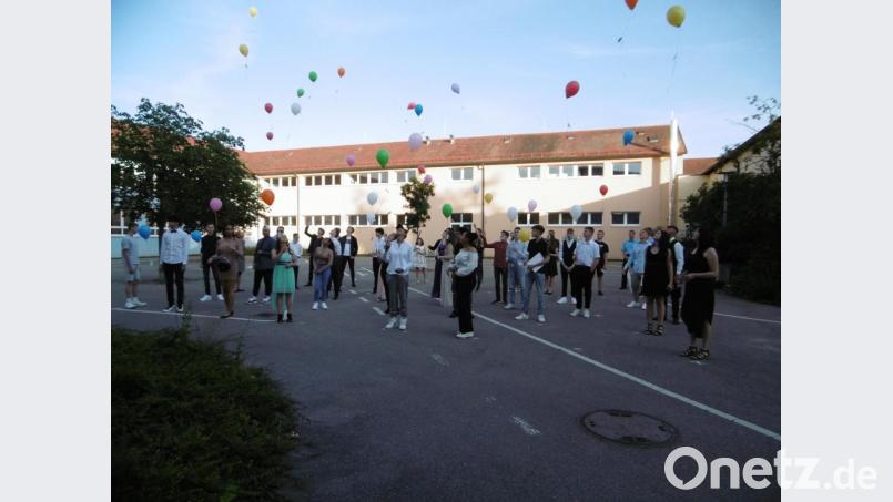 Mit besten Wünschen ließen die Schüler Ballons steigen. Bild: mma