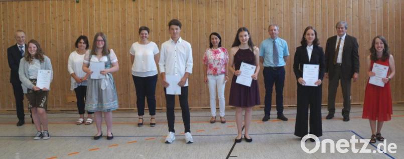 Rektor Werner Winderl (rechts) und Konrektor Rudi Schneider (links) freuen sich mit den Klassenleitern der 9. und 10. Jahrgangsstufen über die guten Ergebnisse von Lena Fichtinger (9A), Theresa Hammer (9BG), Sebastian Killermann (9CM), Anja Karl (10A), Theresa Brenner (10BG) und Carina Frisch (10BG) (von links).
  Bild: weu