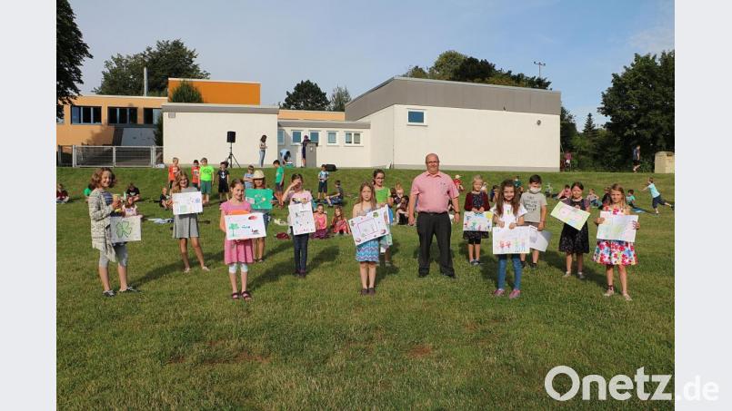 Bei der Prämierung zum 50. Jugend-Kreativ-Wettbewerb zeigten die Teilnehmer ihre Werke. Bild: gru
