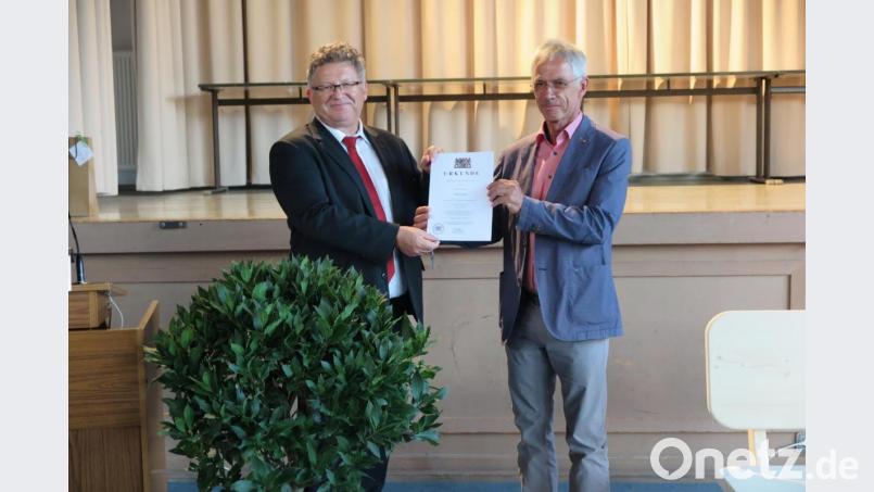 Realschuldirektor German Helgert (links) überreichte Alfons Nickl seine Ruheversetzungs-Urkunde. Bild: jzk