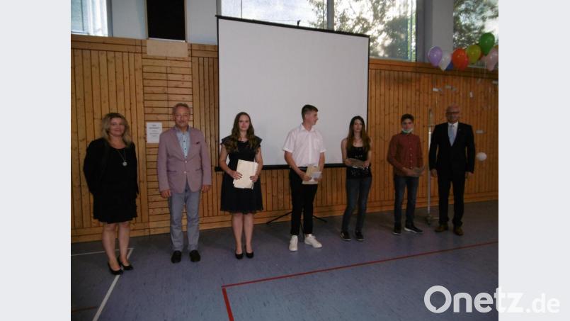 Nadja Wendl (von links) und Gernot Schötz dankten den langjährigen Schülerlotsen Corinna Dobmeier, Gabriel Muresan, Fabian Bachmeier und Alisha Clark. Bürgermeister Bernhard Lindner schloss sich an. Bild: mma