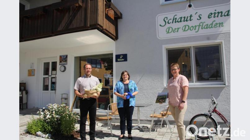 Im Gleiritscher Dorfladen sieht die Bundestagsabgeordnete Marianne Schieder (Mitte) ein Musterbeispiel für Selbsthilfe und gute Zusammenarbeit. Bürgermeister Josef Pretzl und Gemeinderätin Susanne Gschrey zeigten ihr die weiteren Neuerungen im Ort. Bild: frd