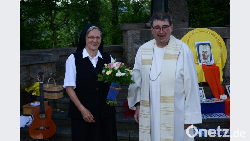Stadtpfarrer Pater Hans Ring verabschiedet aus dem Kreis des Kindergarten St. Elisabeth Schwester Maria. Bild: bey