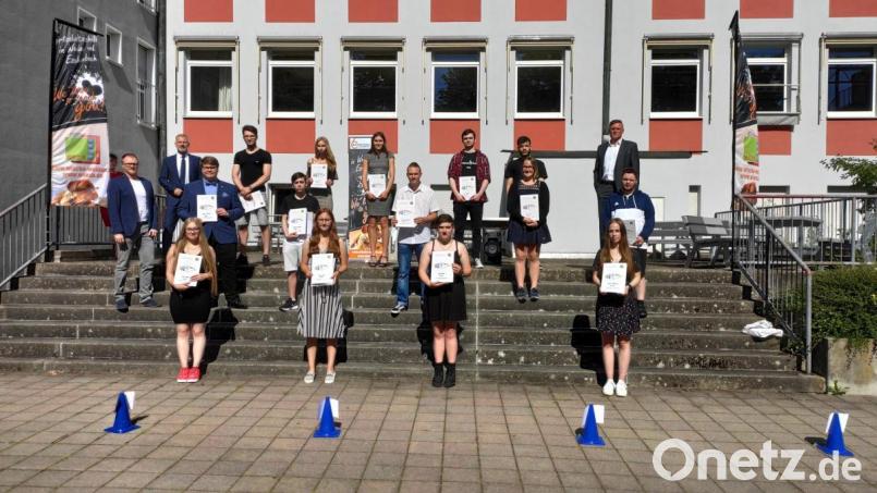 Alle Absolventen mit einer Eins vor dem Komma an der Gustl-Lang-Wirtschaftsschule: Die drei besten sind (vorne, Mitte) Paula Feneis und Alea Stöckl, in der zweiten Reihe zwischen den beiden jungen Frauen steht Aleksander Szumilas. Bild: exb