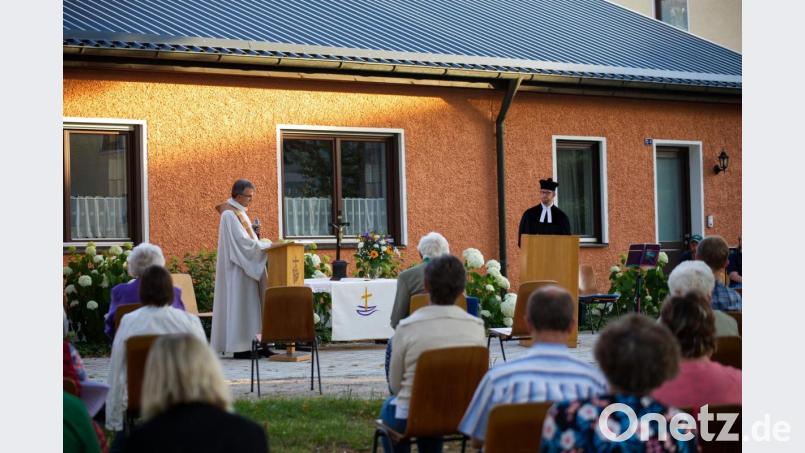 Die erste Atempause fand nach langer Zeit als &quot;Open Air&quot; am Wildenreuther Dorfplatz mit Pfarrer Martin Besold (links) und Pfarrer Manuel Sauer (rechts) statt Bild: njn