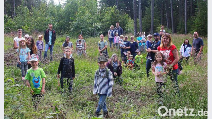 108 junge Bäume tragen die Vornamen der Paten aus dem Kinderhaus Sankt Marien. Die Namens-Kärtchen brachten die Mädchen und Buben selbst an. Initiiert wurde die Patenaktion von Nicole Fürst (Zweite von rechts). Rechts im Bild Karsten Heßing vom Amt für Ländliche Entwicklung. Bild: wro