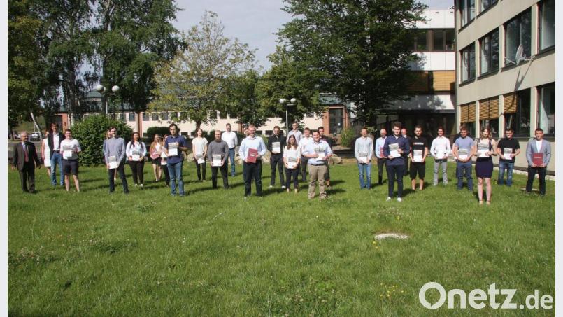 Die Leistungen der Absolventen sind beeindruckend. Mehr als 30 junge Menschen verlassen das BSZ als Preisträger. Bild: wro