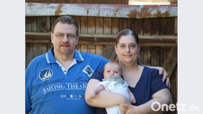 Thomas und Sabrina Malzer mit Sohn Felix: Sie lasen einen Motorradfahrer mit defekter Maschine auf der A 93 auf und nahmen ihn mit nach Hause. Bild: exb