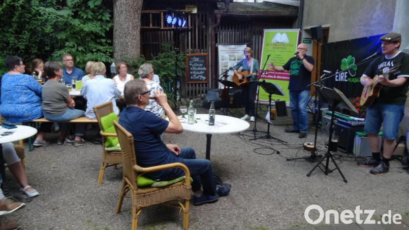 40 Gäste durften nach den Corona-Vorgaben am Live-Konzert teilnehmen. Bild: hka
