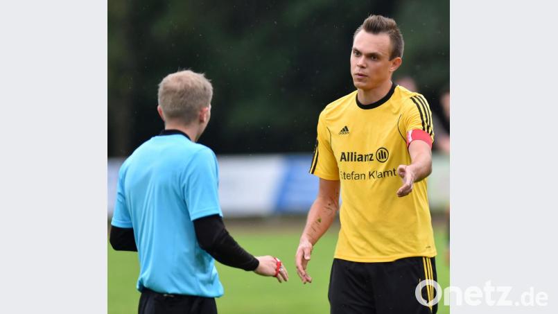 Sandro Hösl (rechts), Torjäger und Kapitän des Kreisligisten TSV Erbendorf, bei einer Diskussion mit dem Schiedsrichter. Bild: A. Schwarzmeier