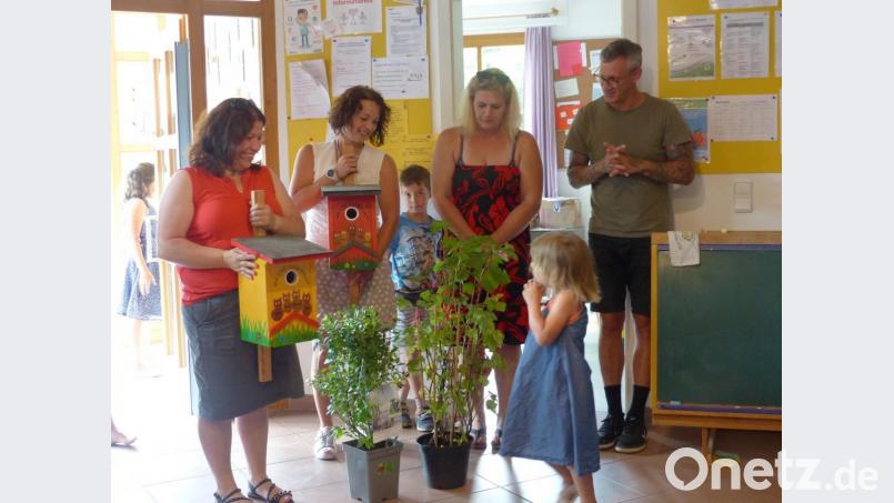 Karin Preßl, Carolin Bodensteiner und Evi Zwack überreichten im Namen der Eltern Abschieds-Geschenke an Kindergartenleiter Patrick Schu (von links) für den Kindergarten Bild: sl