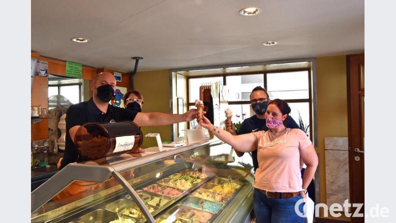 Oberpfalz-Medien und Eis Europa in der Rosenberger Straße sorgten am Montag für Abkühlung mit zwei Kugeln Eis. Bild: Andreas Royer