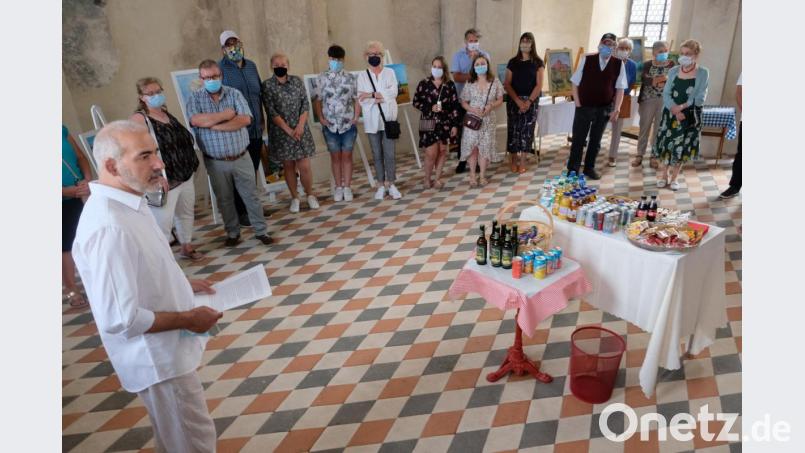 Auf ein großes Publikumsinteresse stieß schon die Vernissage in der Wieskapelle Speinshart. Die Besucher begrüßte Ausstellungsleiter Johannes Janner (li) Bild: do
