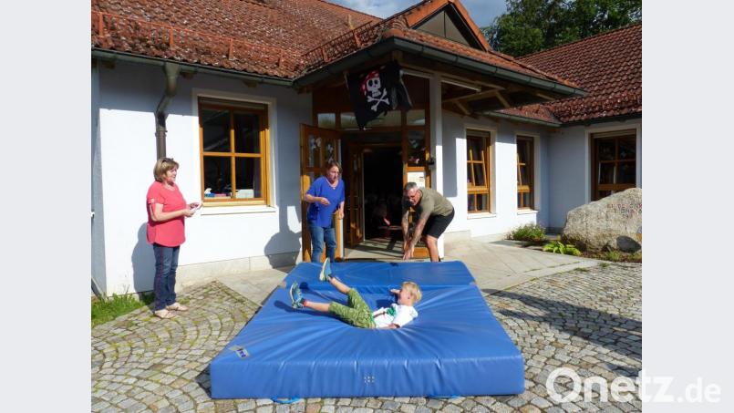 Kindergartenleiter Patrick Schuh (rechts) und Kinderpflegerin Daniela Ramirez-Gonzalez (Zweite von links)„schmissen jedes Kind einzeln aus den Kindergarten und Erziehern Edeltraud Hampl wachte darüber, damit kein Kind vergessen wurde. Bild: sl