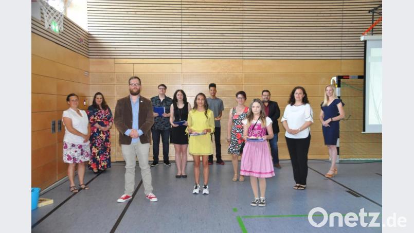 Natalia Gregorova (gelbes Kleid), Jeremy Lewis (dahinter) und Sarah Spitzbarth (Fünfte von links, zusammen mit den weiteren Abschlussschülern) sind heuer die besten Absolventen des Sonderpädagogischen Förderzentrums. Ihnen gratulierten unter anderem Klassenlehrerin Jasmin Heindl und Schulleiterin Franziska Schubert (von rechts). Bild: ak