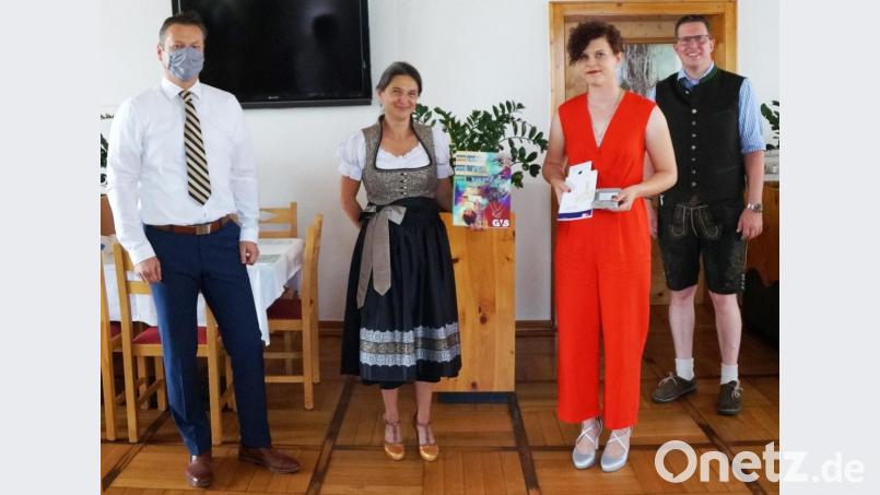 Realschuldirektorin Diana Schmidberger und ihre Stellvertreter, die Realschulkonrektoren Bernd Bischoff (rechts) und Alois Spitzer, gratulierten der Schulbesten Lena Paschen zu einem sagenhaften Notendurchschnitt von 1,0. Bild: weu