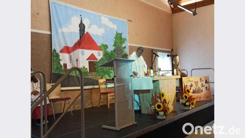 Den Festgottesdienst zum Patrozinium im Saal des Gemeindezentrums zelebriert Pfarrer und Prior Adrian Kugler. Bild: do