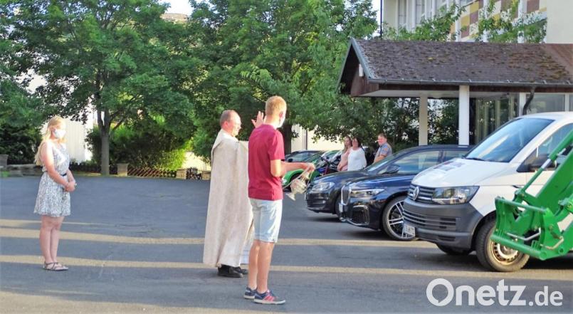 Auf dem Schulhof segnete Pfarrer Heribert Stretz die dort abgestellten Fahrzeuge. Bild: hl