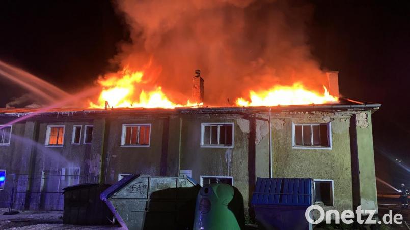Das verlassene Gebäude am Bahnhof stand in der Nacht zum Samstag in Flammen. Bild: THW Weiden – Thomas Schiller
