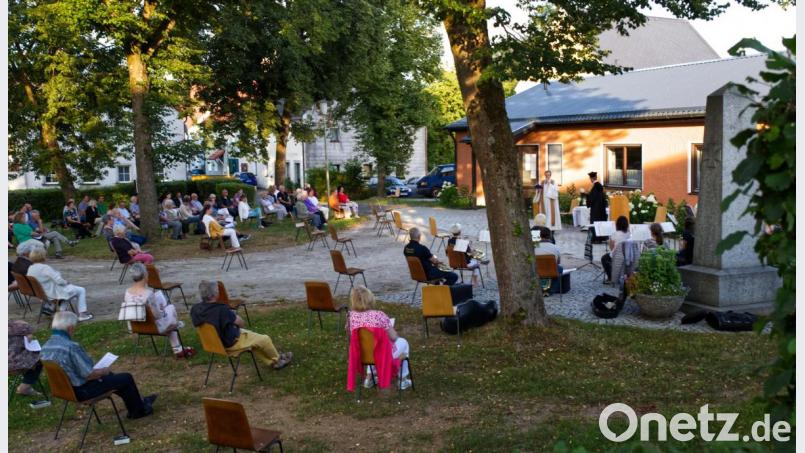 Die erste Atempause fand nach langer Zeit als &quot;Open-Air&quot; am Wildenreuther Dorfplatz mit Pfarrer Martin Besold und Pfarrer Manuel Sauer statt Bild: njn