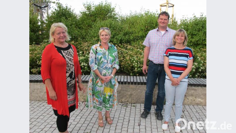 Lehrer an der Grund- und Mittelschule Vilseck werden verabschiedet (von links): Rektorin Petra Ligensa, Religionslehrerin Susanne Strempel und Konrektor Peter Großmann mir seiner Frau sowie Andrea Großmann (Lehrerin an der Grundschule Hahnbach). Bild: khg