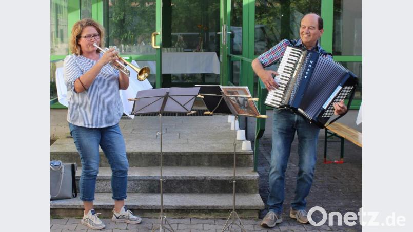 Nach 43 Jahren, 25 davon an der Hirschauer Grundschule, wird Lehrer Alois Feyrer (rechts) in den Ruhestand verabschiedet. Rektorin Birgit Härtl bezeichnet ihn in ihrer Laudatio als „Musikfachmann der Schule“. Feyrer verabschiedet sich denn auch musikalisch. Er greift zum Akkordeon, Fachlehrerin Regina Rester-Achhammer (links) zur Trompete, die beiden lassen eine flotte Polka erklingen. Bild: u